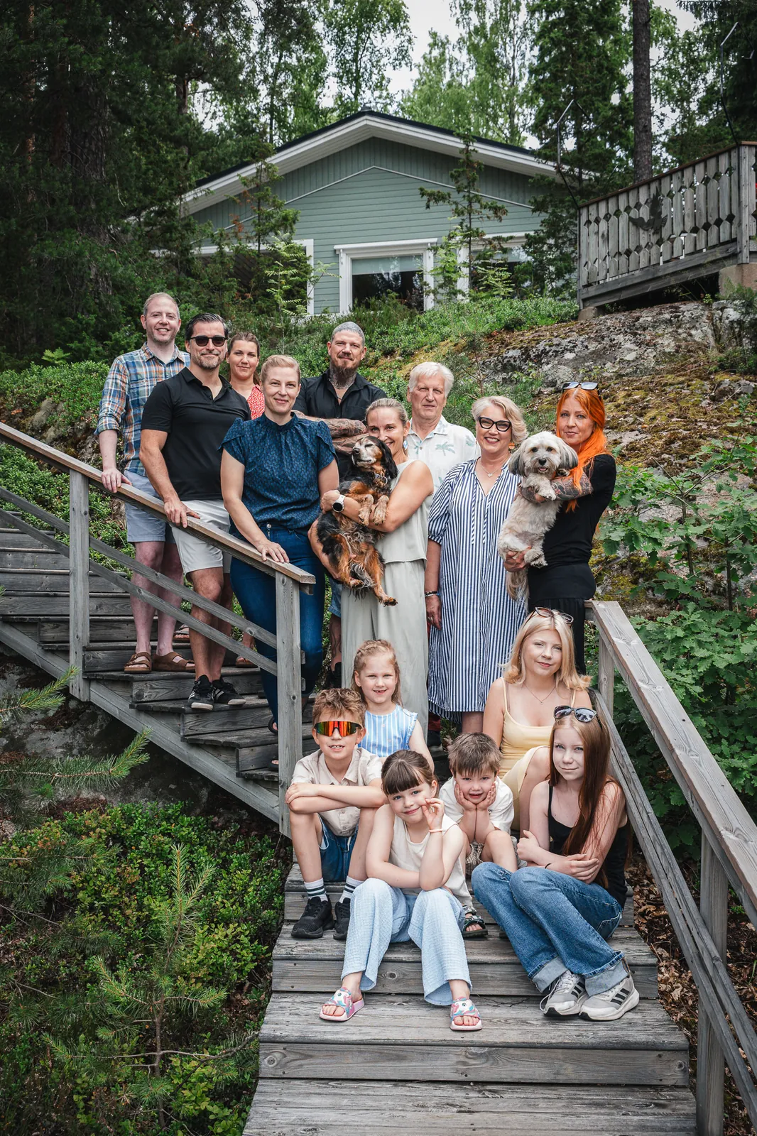 Ryhmäkuva ulkoportailla